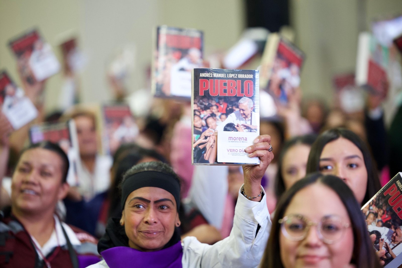 Asistentes al encuentro de Morena en Zacatecas muestran ejemplares de la publicación Pueblo
